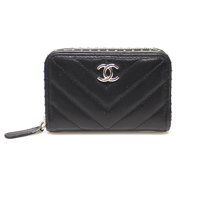 Chanel(샤넬) A81211 블랙 쉐브론 램스킨 은장 CC로고 스터드 지퍼 카드지갑 (26번대)