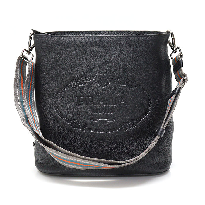 Prada(프라다) 1BE023 블랙 비텔로 피닉스 엠보스드 로고 버킷 숄더백